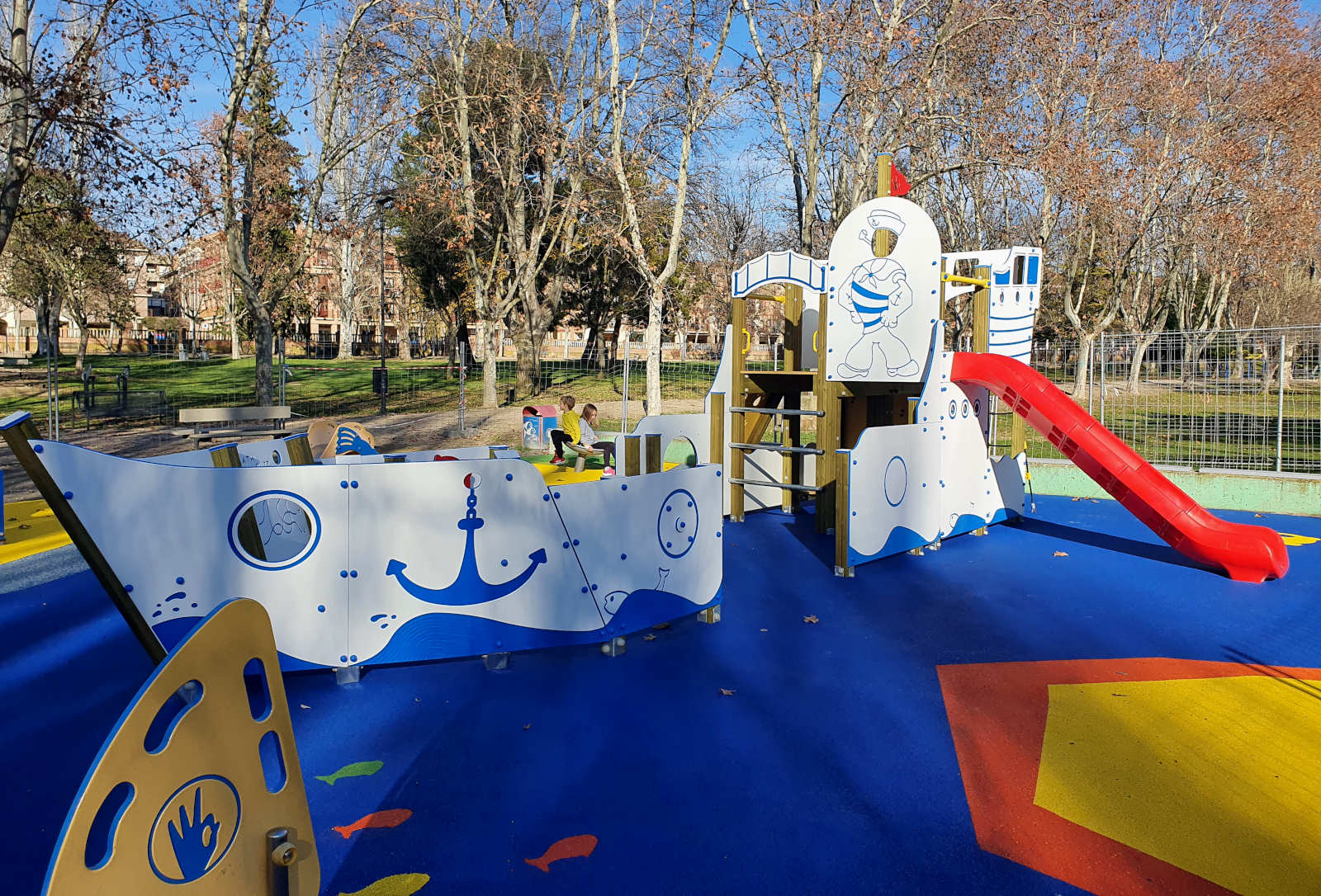 Parque infantil inclusivo arriba a Aragón con el pesquero ibicenco - Parques  Infantiles Inclusivos