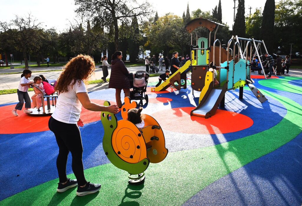 La alcaldesa inaugura el nuevo parque infantil de Renfurbis (Jerez ...